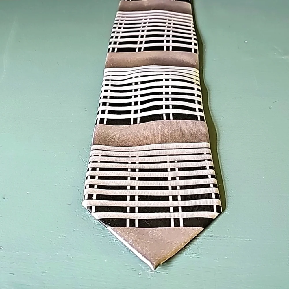 Karl Knox mens tie. SILVER,  black and‎ white.